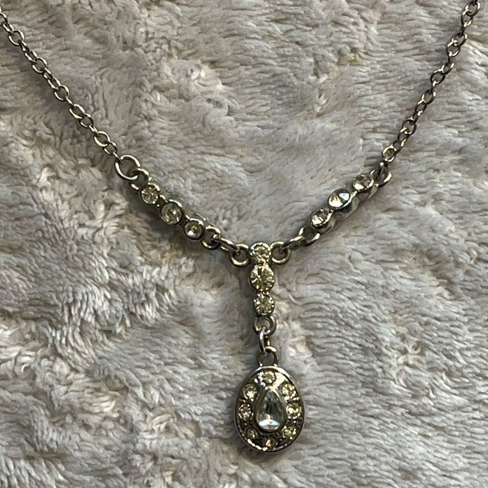 Sophisticated Silver Necklace with Teardrop Pendant